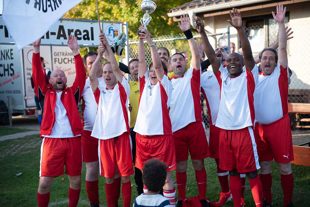 behindertensport-christophorus-gemeinschaft Jubel der Mannschaft, Pokal in den Händen, behindertensport-christophorus-gemeinschaft