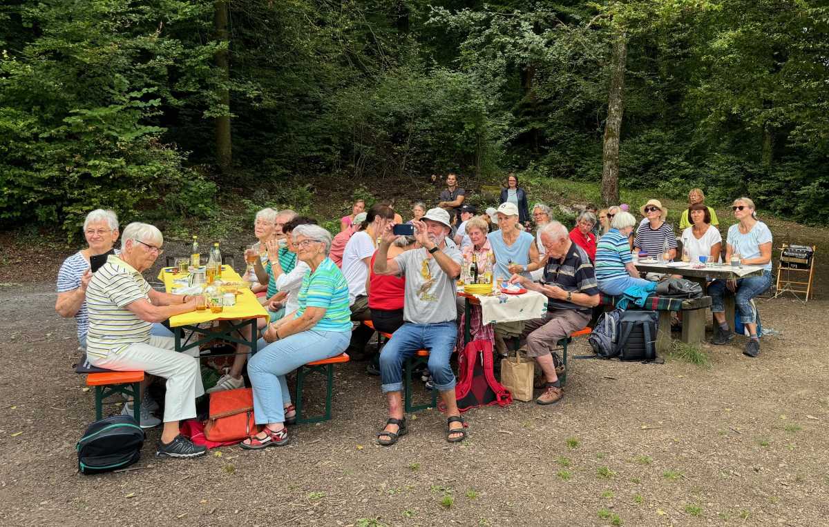 sschwarzwaldverein-lörrach Pause beim Barrierefreien Wandern mil dem Schwarzwaldverein Lörrach