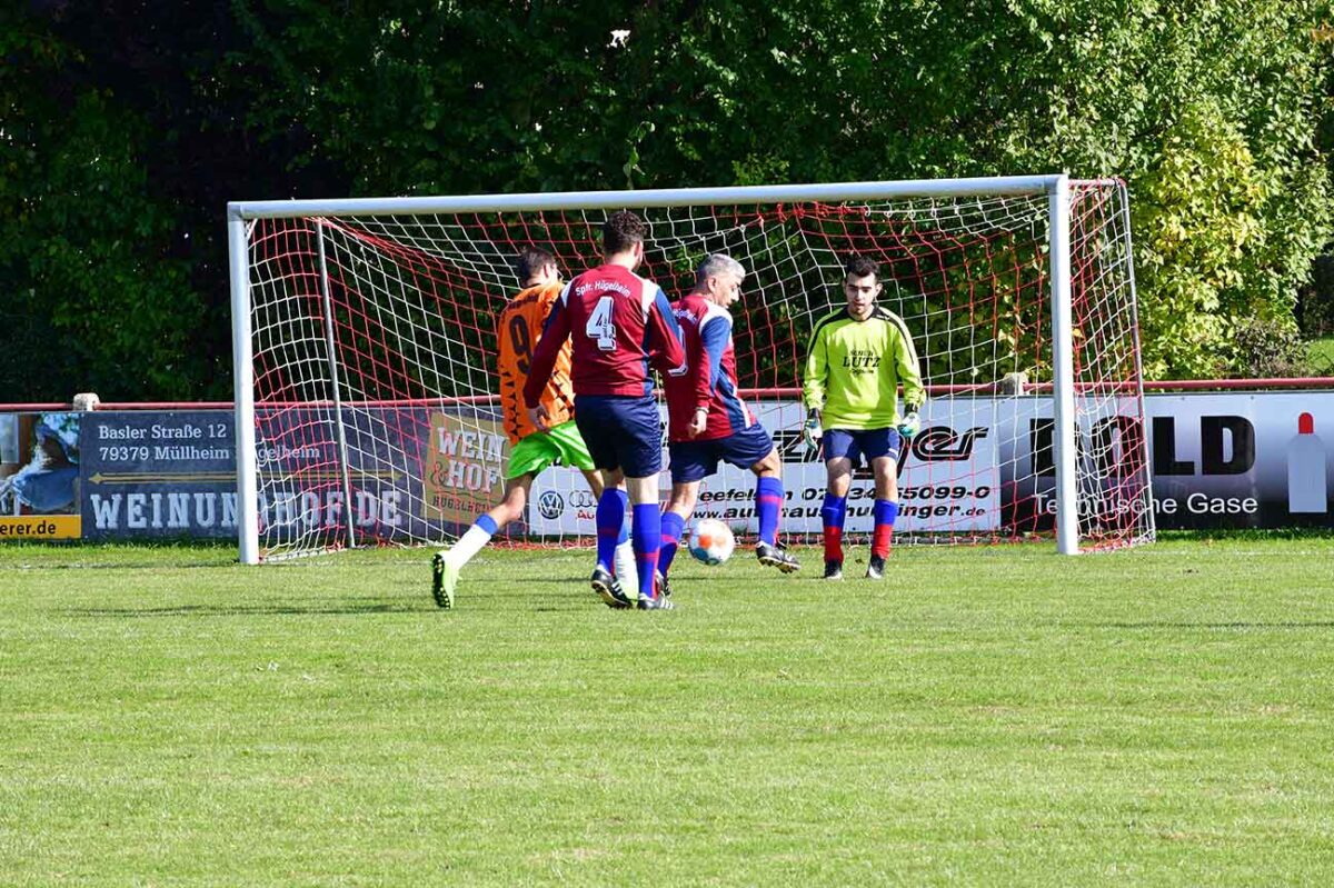 Fußball für Menschen mit Behinderung Mannschaft spielt vor Tor