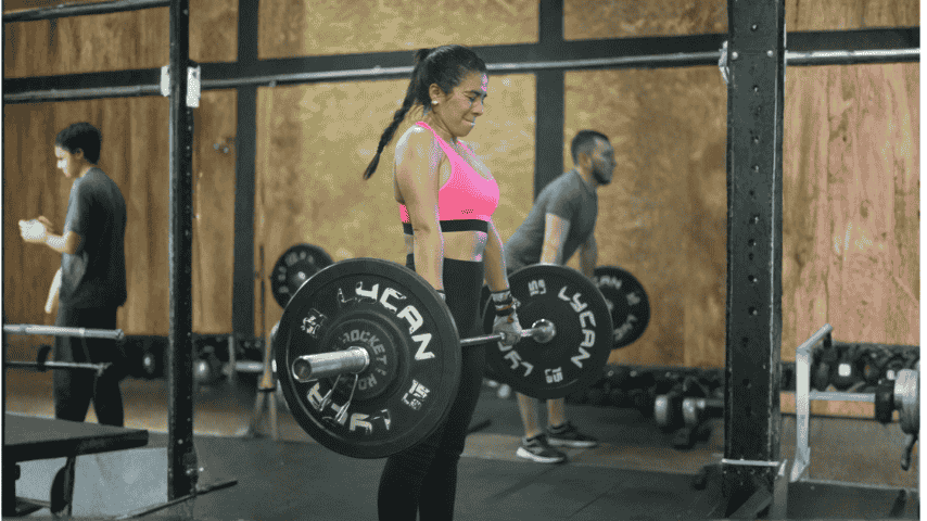 Frau beim gewichtheben, Behindertensport