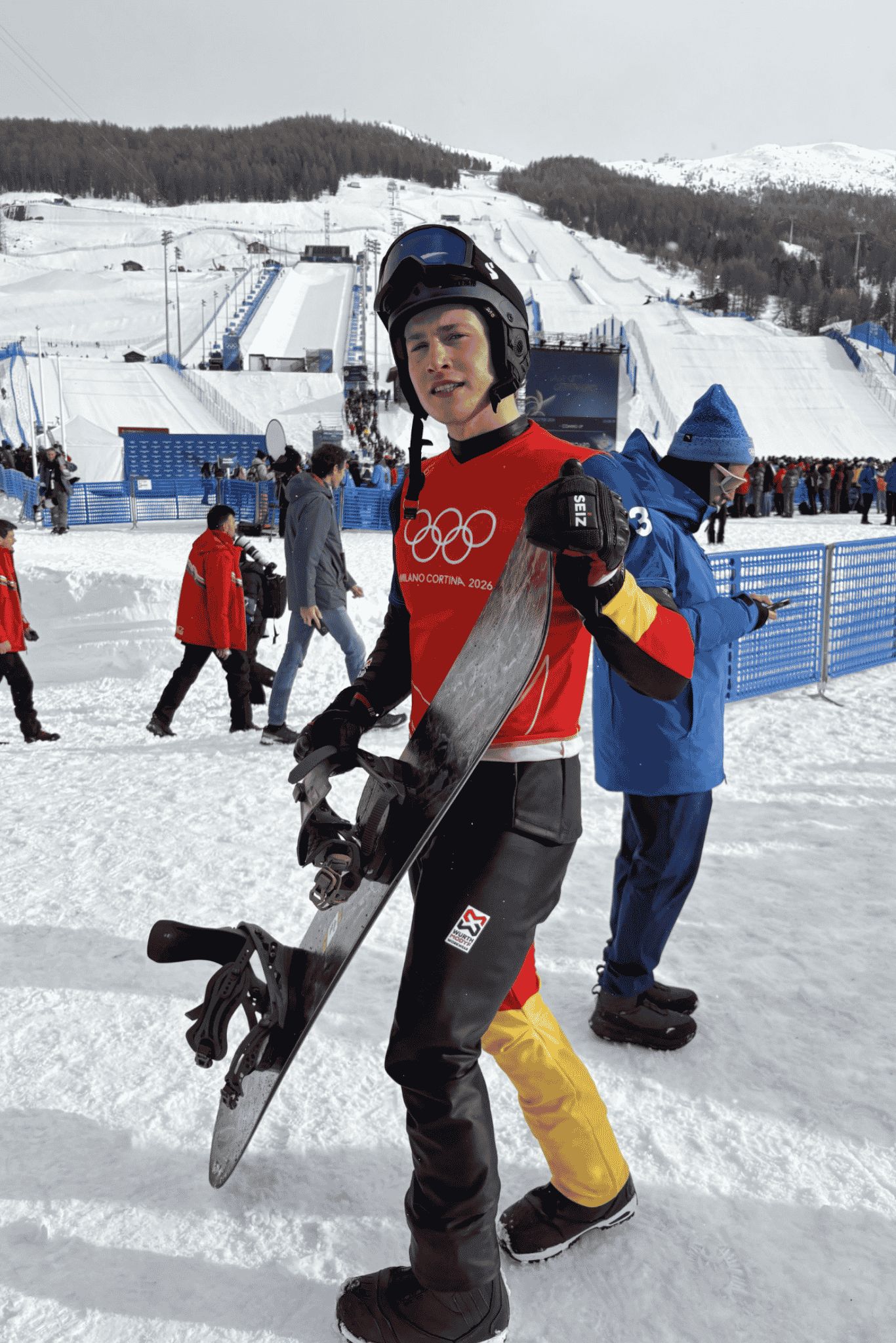Leon Ulbricht mit Snowboard am Berg als Botschafter der Pfunder Stiftung